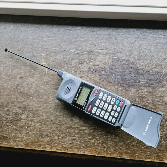 MOTOROLA | MicroTac 650 E vintage 1995 90s flip analog display cellular phone - Picture 5 of 9